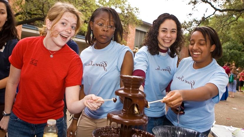 四个女人在巧克力喷泉前摆姿势